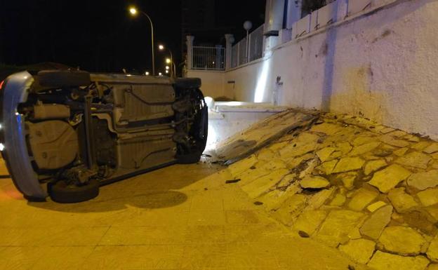 Un conductor ebrio se estrella contra el muro del Club de Oficiales de Santiago de la Ribera
