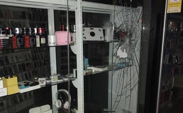 Asalta en San Javier una tienda de móviles y los vende rápidamente en varios bares