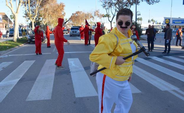 Las peñas sacan a la calle su cara más fantástica