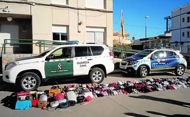Decomisan zapatillas, bolsos y monederos falsificados en un mercadillo de San Javier