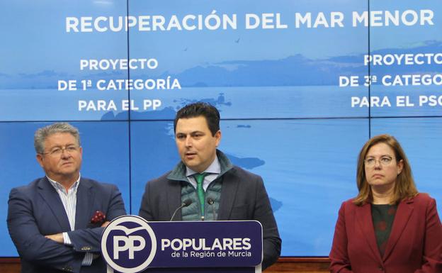 El alcalde de San Javier pide medidas «excepcionales» tras el cierre del aeropuerto