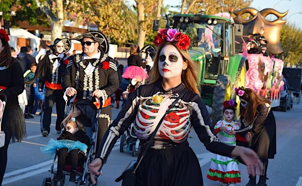 Las 'Alaskas' compiten con las Catrinas en el desfile de carrozas