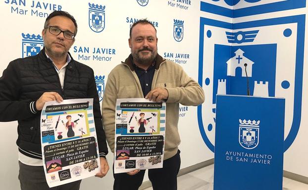 Tijeras contra el bullyng en la plaza de San Javier