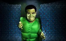Emilio González Díez de Revenga, como el forzudo Hulk en el calendario de Aidemar./