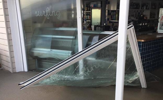 El viento deja en La Manga un rastro de daños en negocios, paseos y arbolado