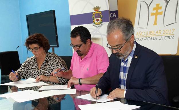 El Ayuntamiento y la Cofradía de la Vera Cruz firman un convenio con la Asociación de Amigos de los Gigantes