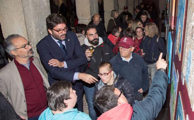 El Claustro del Castillo de Caravaca acoge la exposición ‘Camino a la inclusión’, con obras realizadas por personas con discapacidad
