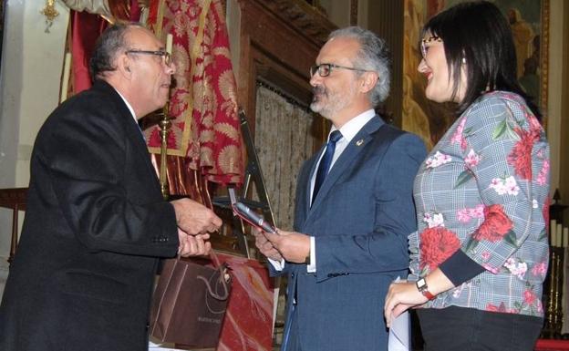 Caravaca recibe el nombramiento de ‘Fiel Contraste de Honor’ de la Asociación Universitaria de San Eloy