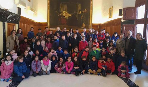 Alumnos del colegio ‘La Santa Cruz’ visitan el Ayuntamiento, dentro del proyecto educativo ‘Juntos vivimos mejor’