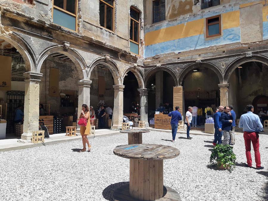 El claustro del antiguo colegio de los Jesuitas acoge la Semana de la Moda del Yute