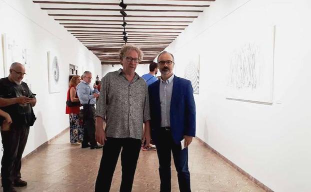 El artista caravaqueño Tomy Ceballos expone 'Océanos Pacíficos' en el antiguo convento de las Carmelitas