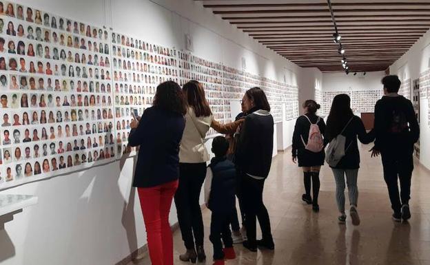 'Medio siglo contigo', reúne unas 11.000 fotografías de profesores y alumnos del IES 'San Juan de la Cruz'