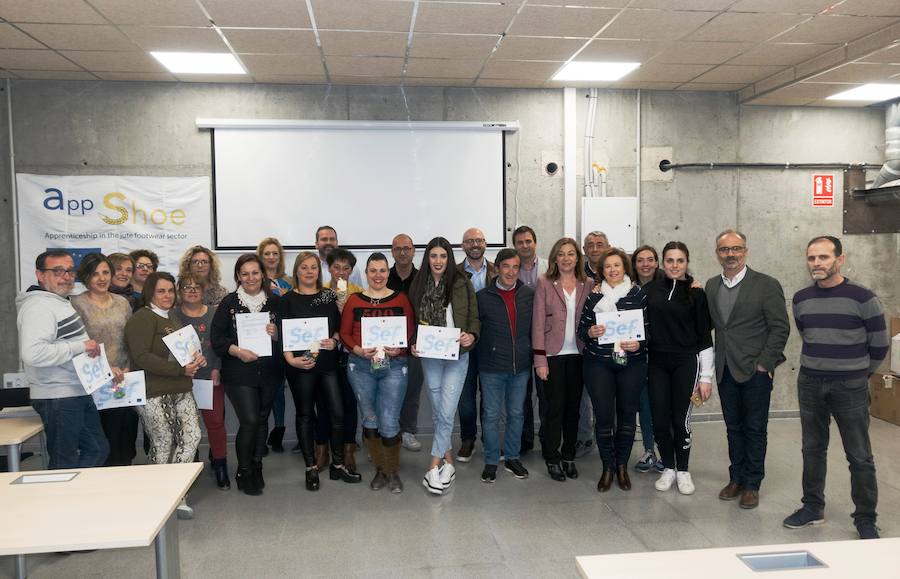 Personas en situación de desempleo se incorporan a la estrategia formativa del calzado