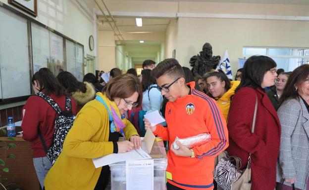 Alumnos de Secundaria votan propuestas dentro de los presupuestos participativos