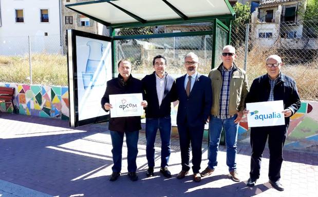 Aqualia instala una marquesina para la asociación APCOM