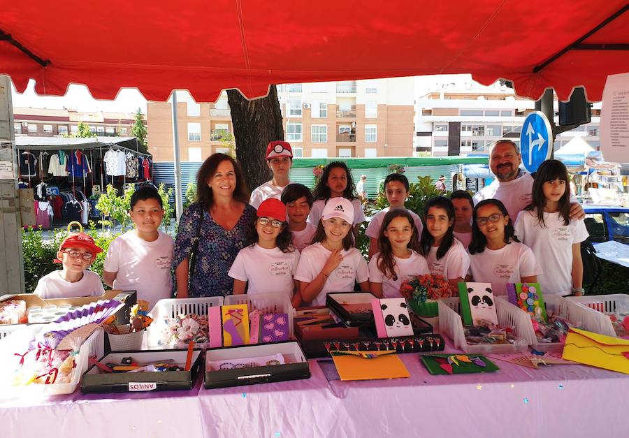 Las cooperativas solidarias del colegio Cervantes venden sus productos en el mercado semanal