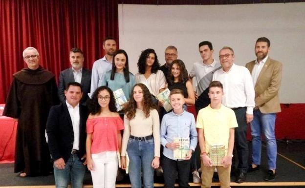 Gollarín presenta el libro con las obras ganadoras en 'Escuela de Mandarines', de Albacara