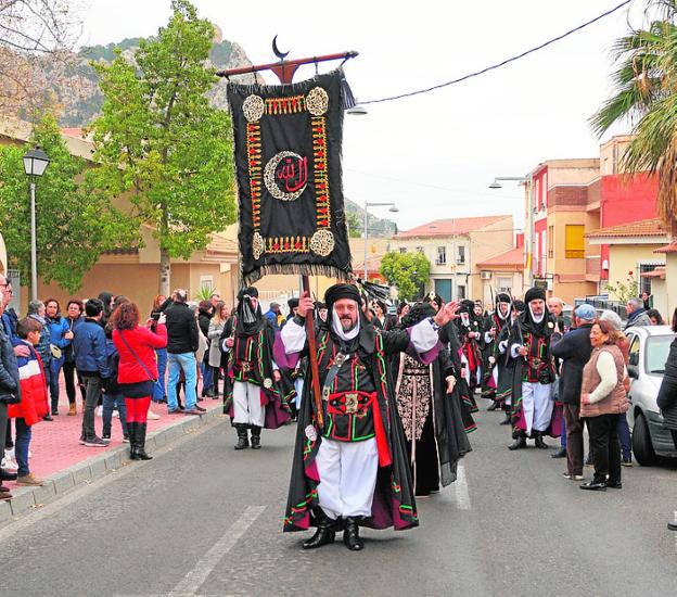 Moros y cristianos se suman a la fiesta