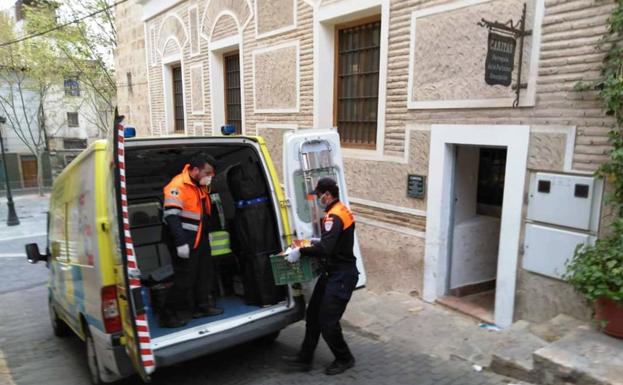 El Ayuntamiento mantiene el servicio de ayuda a domicilio y las becas de comedor escolar para atender a los más desfavorecidos