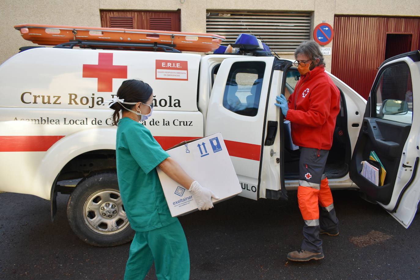 Voluntarios de Cruz Roja reparten diariamente medicamentos a un centenar de enfermos crónicos