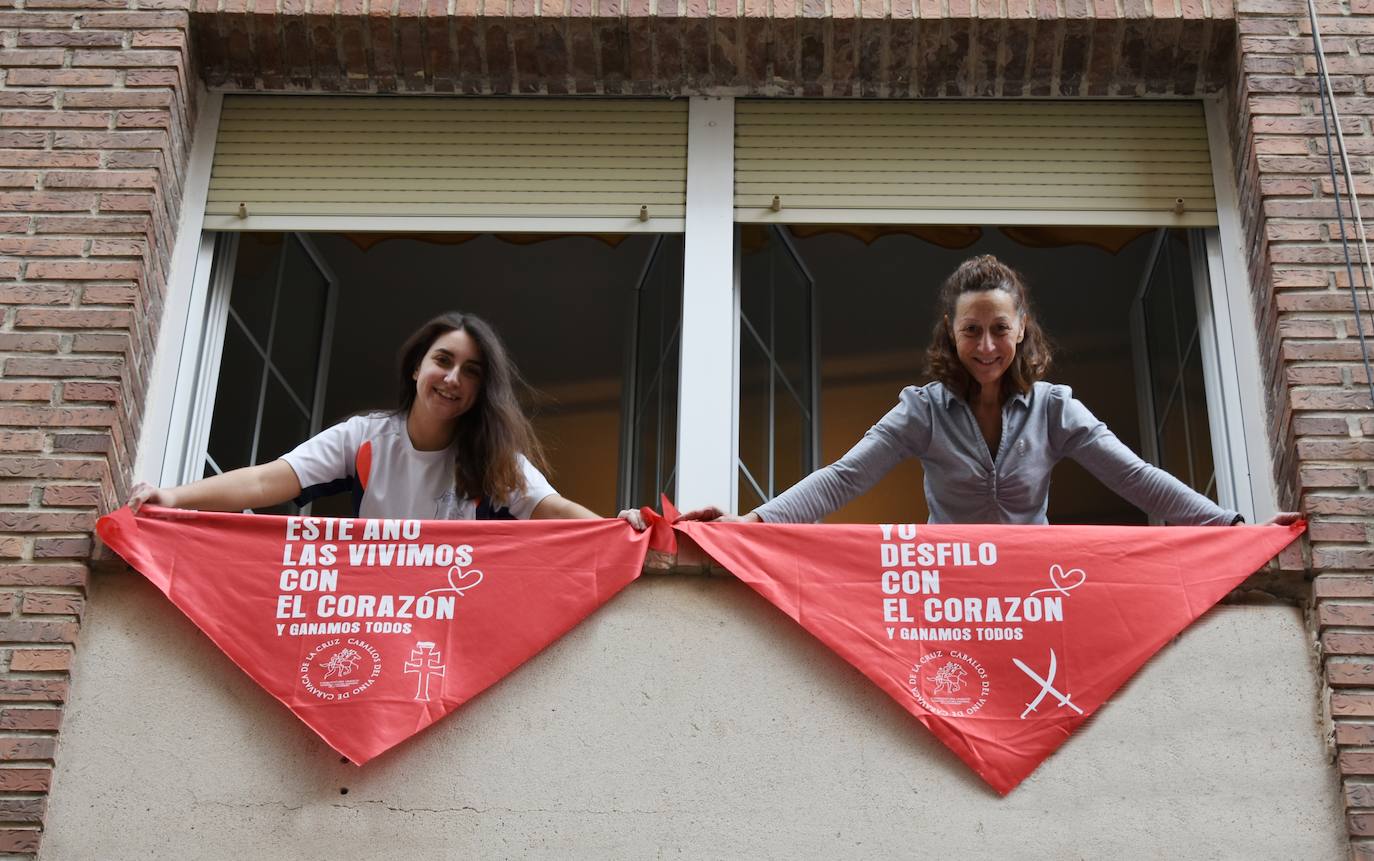 Los pañuelos solidarios para recaudar fondos ya engalanan los balcones y ventanas de Caravaca