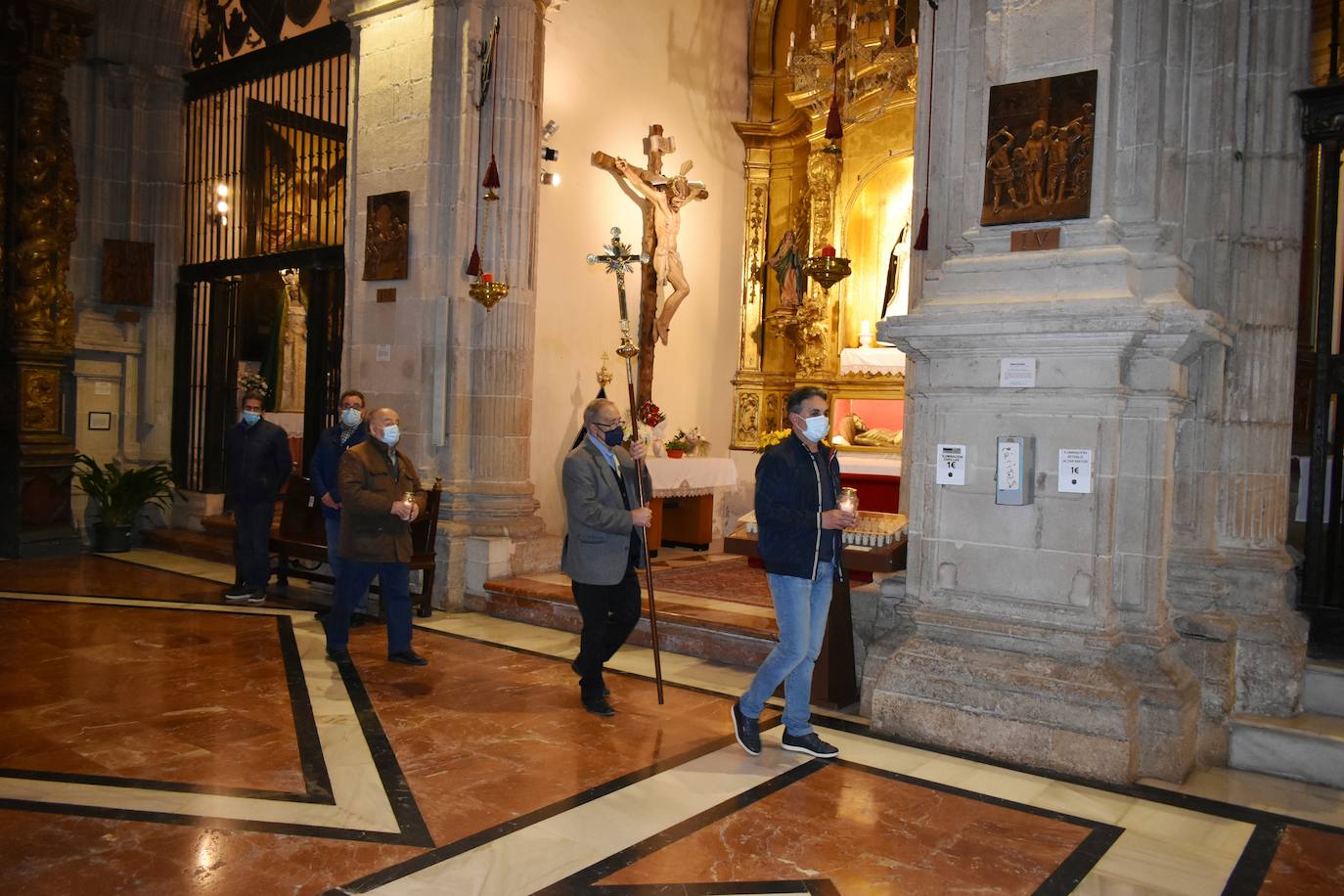 El Vía Crucis del Silencio llenó de pasión la iglesia del Salvador en la noche de Viernes de Dolores