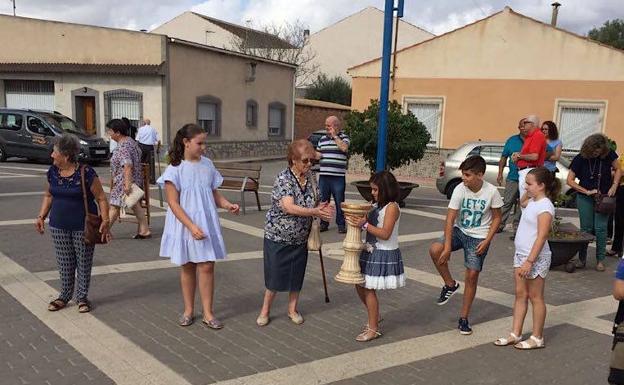 Una cadena humana vació la iglesia de Los Olmos antes del derribo