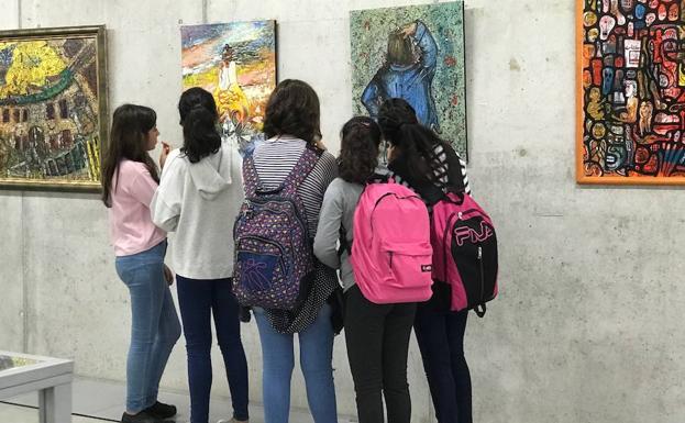 El color de 'Poisonismo' invade la Biblioteca