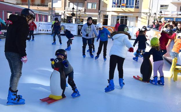 La pista de patinaje adelanta en la plaza el ambiente navideño