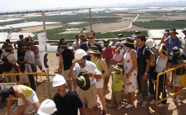 Los neandertales abren por un día las puertas de la Sima