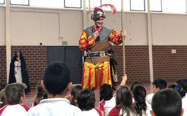 La fiesta de Trinitarios y Berberiscos lleva la historia local a los colegios de Torre Pacheco