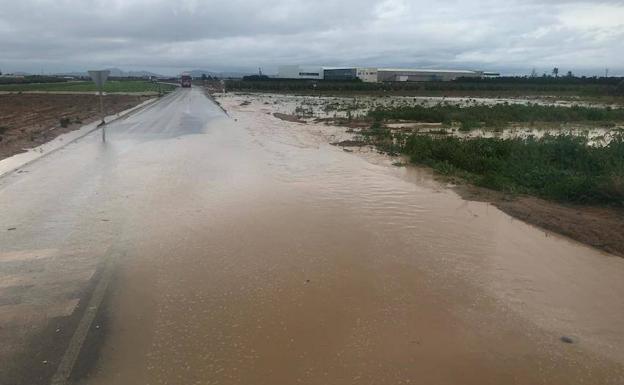 Las lluvias encharcan de nuevo las carreteras entre las pedanías