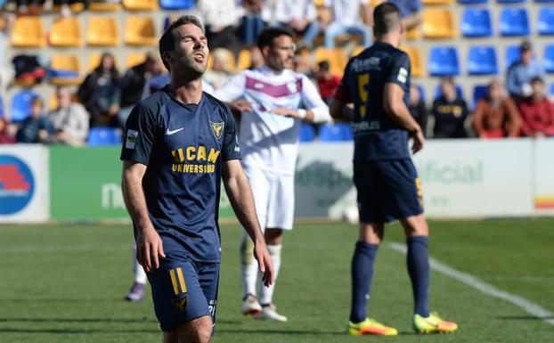 Zarpazo del Jumilla a un UCAM que 'se cae' de la zona noble