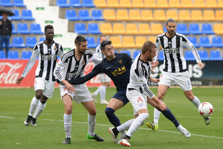 A Casas le sobran diez minutos en el empate del UCAM ante el Linense