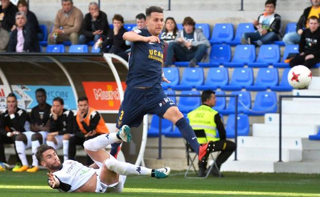 Un UCAM sin corazón se aleja más del 'playoff'