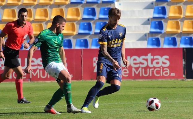 El UCAM CF sufre pero se mantiene líder en la clasificación
