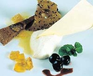 Cremoso de queso de cabra de Ambasmestas, con helado de menta fresca y cereza negra de Rimor confitada, gelatina de almendra amarga y galleta de sésamo