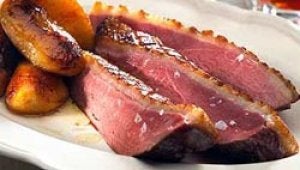 Magret de pato con manzanassalteadas