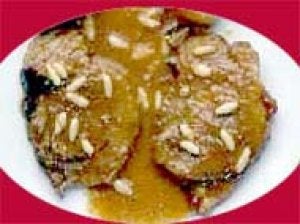 Escalopines al Oporto consalsa de piñones