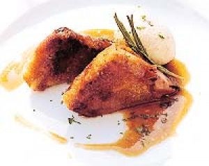 Paté crujiente y templado de caza, con salsa agridulce y helado de cebolla