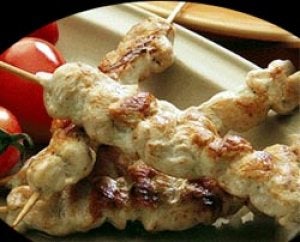 Brochetas de pollo con mermelada de tomate