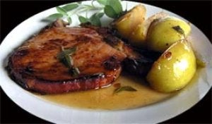 Chuletas de sajonia con manzana y salsa de sidra