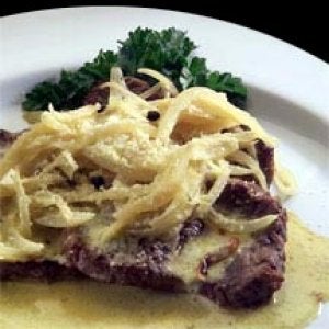 Filetes de ternera encebollados