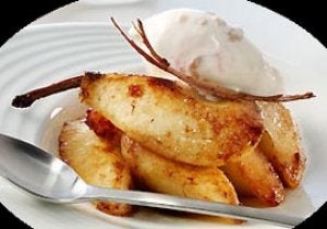 Peras caramelizadas con helado