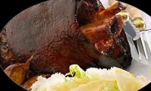 Jarrete de cerdo rustido al horno con ensalada