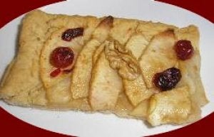 Coca de manzana con frutas deshidratadas