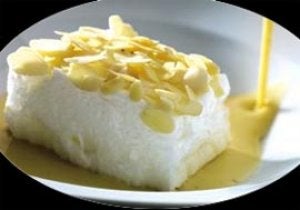 Postre de merengue, almendras y crema inglesa