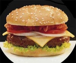 Hamburguesa casera con salsa chimichurri