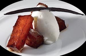 Caramelizado de piña con helado de leche