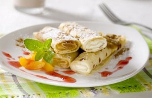 Crepes rellenos de requesón y frutas